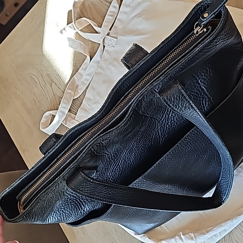 Duluth Leather Tote Black - Picture 6 of 10